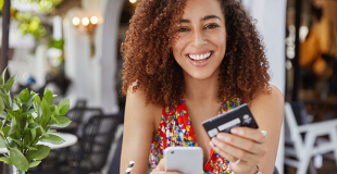 Carte bancaire à débit différé : fonctionnement et danger pour sa gestion !